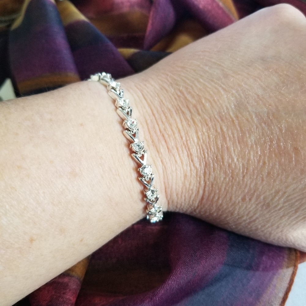 Silvertone Avon Tennis Bracelet V Shaped With Clear Rhinestones EUC - Picture 3 of 10